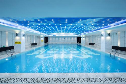 選擇游泳池水處理設(shè)備應(yīng)注意哪些因素